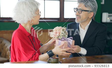 給禮物的資深夫婦 93326813
