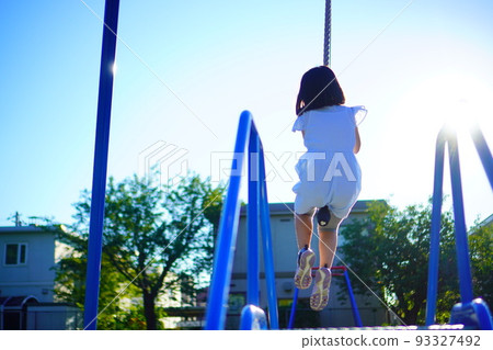 一個小學女生在公園裡玩泰山繩索的背影 一個小學女生在公園裡玩泰山繩索的背影 93327492