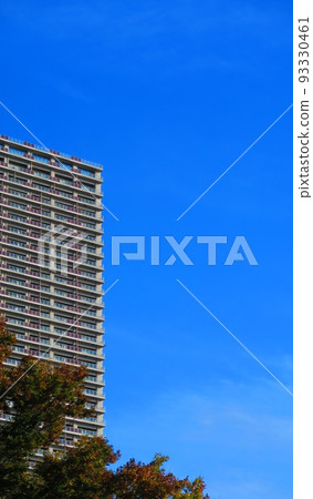 與大廈和藍天的都市風景 與大廈和藍天的都市風景 93330461