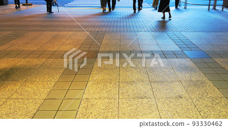 人行道和行人的城市景觀（池袋） 93330462