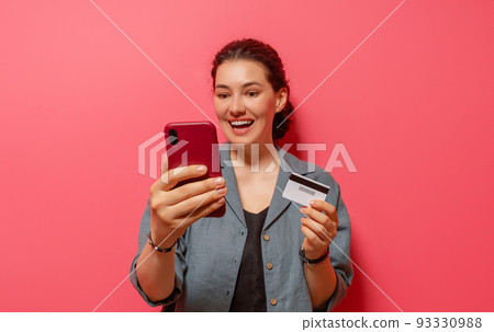 woman with smartphone 93330988