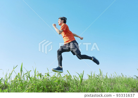 man running outside 93331637