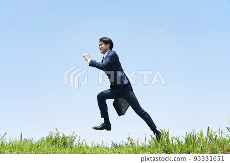 businessman running outside 93331651