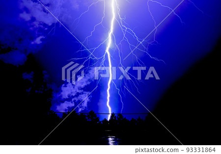 落在夜空中的白色閃電 93331864