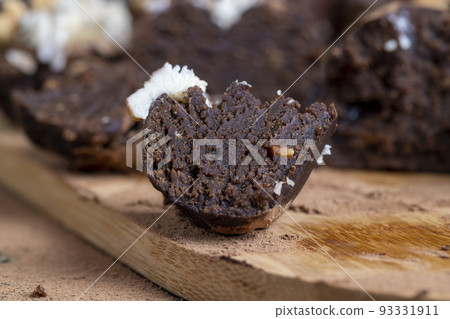 chocolate cake with the use of cocoa and butter with sugar 93331911