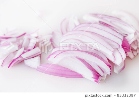 sliced red onion 93332397