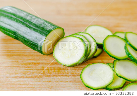zucchini slices 93332398
