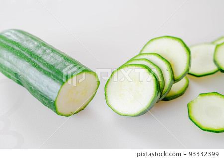 zucchini slices 93332399