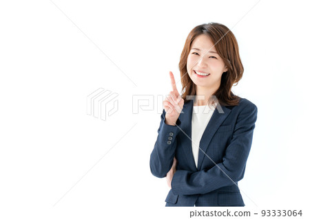 指向白色背景的女商人 93333064