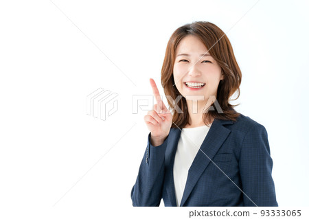 指向白色背景的女商人 93333065