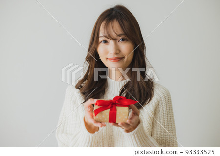 present knitted woman 93333525