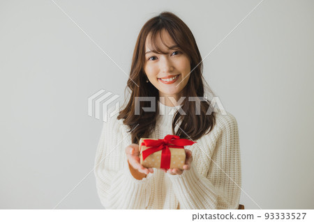present knitted woman 93333527