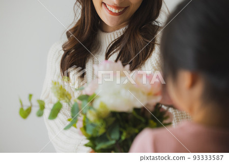 present knitted woman 93333587