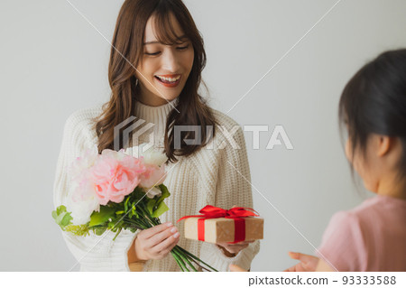 present knitted woman 93333588