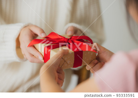 present knitted woman 93333591