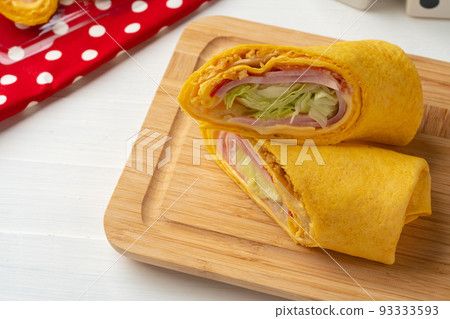 Fresh tortilla wraps with chicken and fresh vegetables 93333593