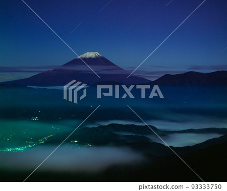 午夜的雲海和富士山 午夜的雲海和富士山 93333750