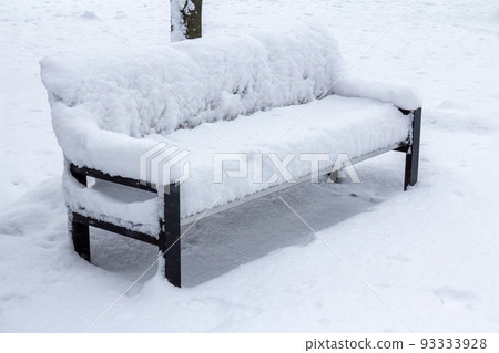 Bench covered with snow in the city in winter Bench covered with snow in the city in winter 93333928