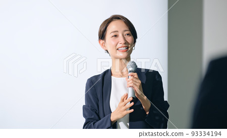 舞台上的女性和觀眾研討會演示文稿 93334194