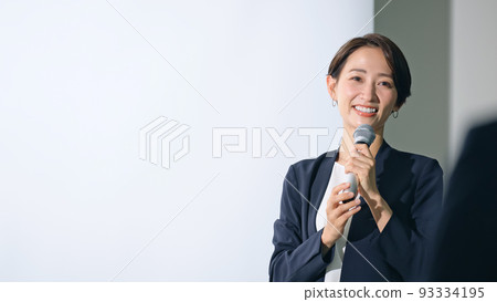 舞台上的女性和觀眾研討會演示文稿 93334195