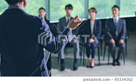 舞台上的男人和觀眾研討會演示文稿 93334202