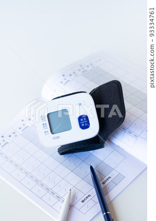 使用腕式血壓計進行家庭血壓測量 使用腕式血壓計進行家庭血壓測量 93334761