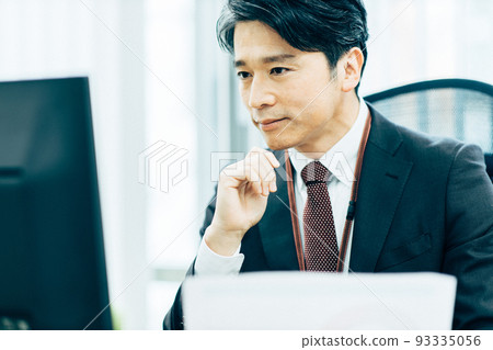 Businessman middle senior 93335056