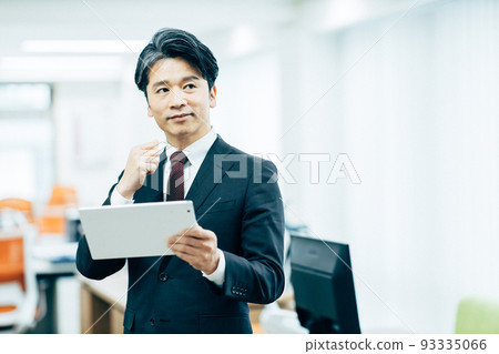Businessman middle senior 93335066