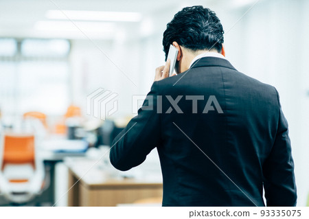 Businessman middle senior 93335075