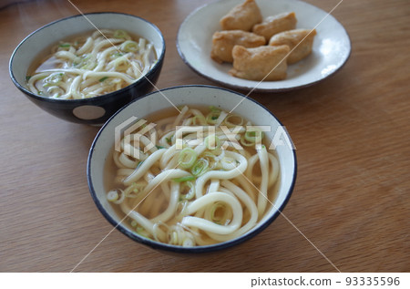 簡單的烏冬面和稻荷壽司 簡單的烏冬面和稻荷壽司 93335596