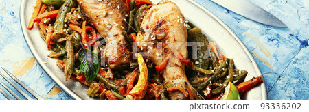 Fried chicken legs and a vegetable side dish 93336202