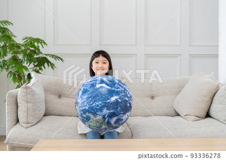 Children thinking about the global environment 93336278