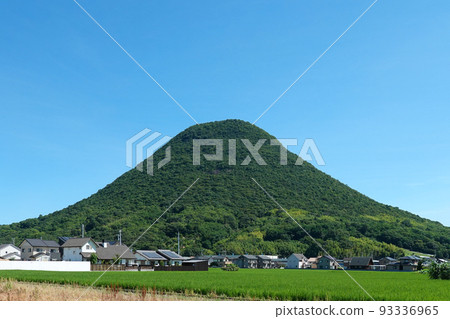 飯野山，也被稱為贊岐富士，在夏日的藍天中熠熠生輝 93336965