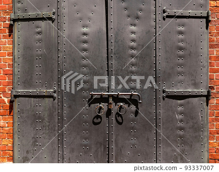 iron door and padlock 93337007