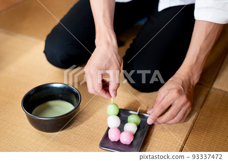The scene where you are trying to pick up the dumplings of tea sweets The scene where you are trying to pick up the dumplings of tea sweets 93337472