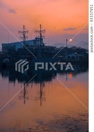 Dawn at Maizuru Port from Maizuru Akarenga Park Dawn at Maizuru Port from Maizuru Akarenga Park 93337951