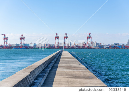 集裝箱碼頭和防波堤 93338346