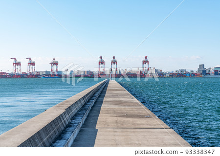 集裝箱碼頭和防波堤 93338347