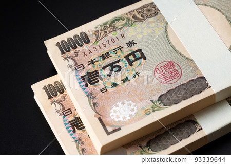 鈔票黑色背景 93339644