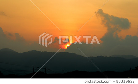 Setting sun 93339652