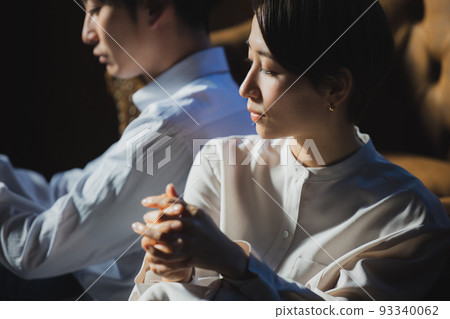 Couple dark living room 93340062