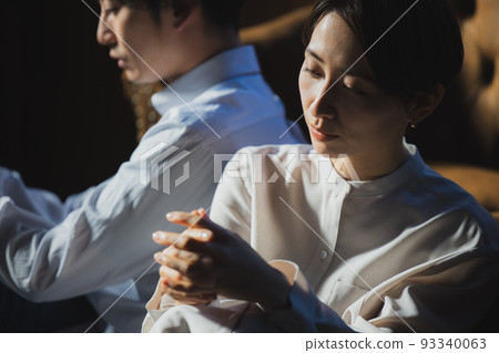 Couple dark living room 93340063