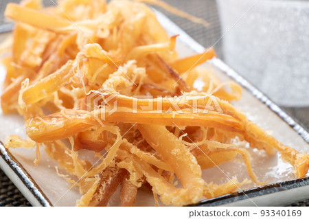 Sakiika（帶皮膚的 Sakiika）的特寫鏡頭。清酒小吃圖像。 93340169