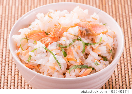 烤三文魚拌飯。 93340174