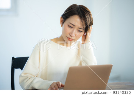 PC Troubled woman 93340320