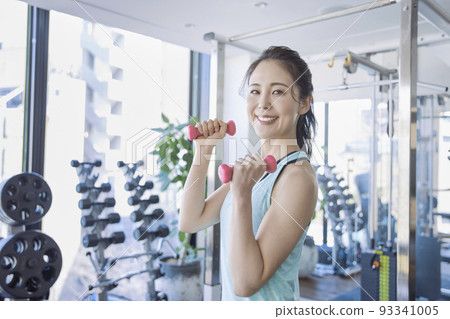 Young woman training in the gym 93341005