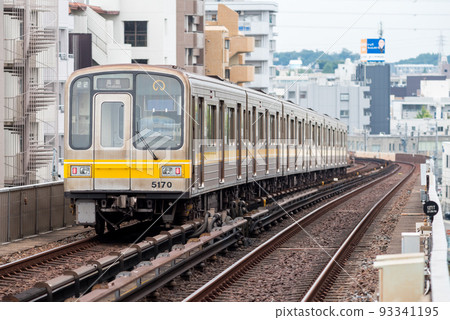 [Higashiyama Line] Trains leaving the station 93341195