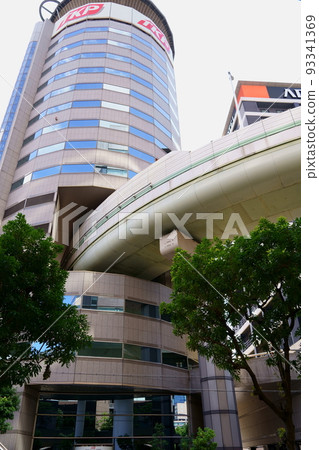 Hanshin Expressway (Osaka City) that penetrates the building 93341369