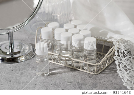 Trial mini samples of cosmetics placed in salons and shops Trial mini samples of cosmetics placed in salons and shops 93341648