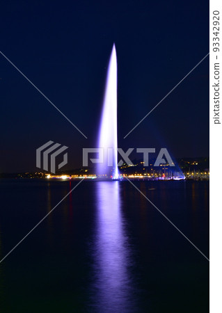 瑞士日內瓦。晚上的萊曼湖有一個大噴泉。拍攝於 2022 年 8 月 15 日。 93342920